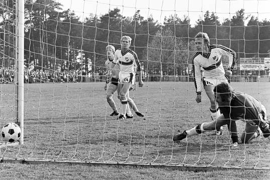 Hässleholms målvakt Lars Nordin och Björn Carlswärd ser