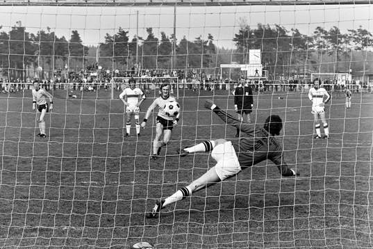 Hans Edvinsson, Mjällby gör 1-0 på en straff