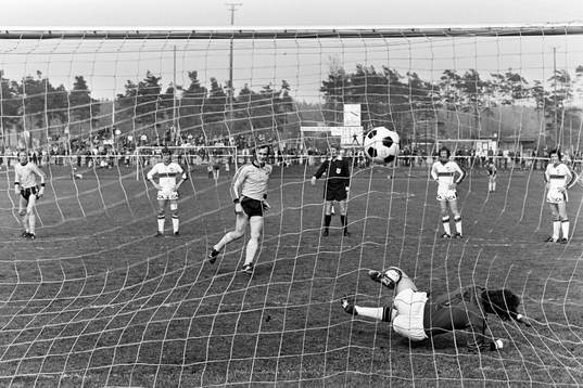 Hans Edvinsson, Mjällby gör 1-0 på en straff