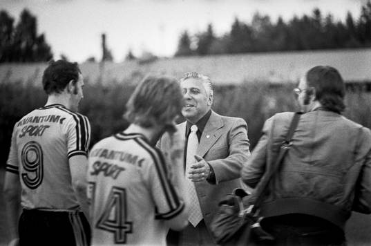 Lennart Persson, ordförande, Hässleholm, tackar spelarna