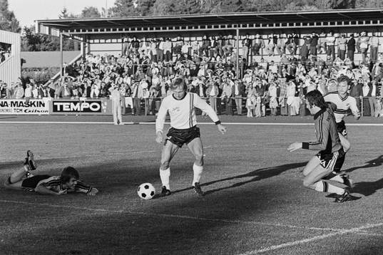 Mjällbys Bo Andersson mellan hässleholms målvakt Lars
