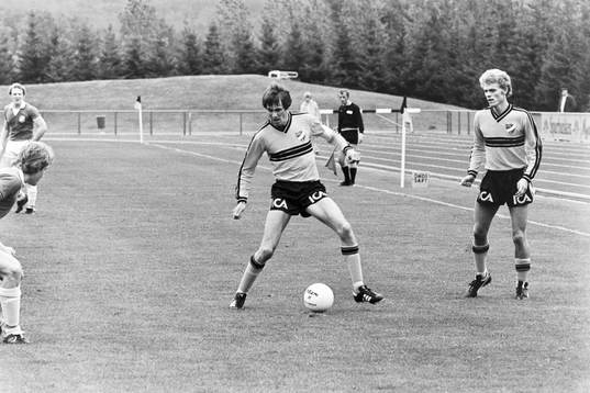 Claes Melin med bollen och Sven Bertilsson, Hässleholm