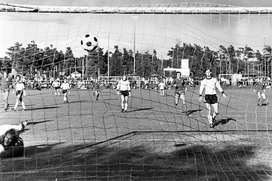 Bollen i mål bakom mjällbys målvakt Leif Persson