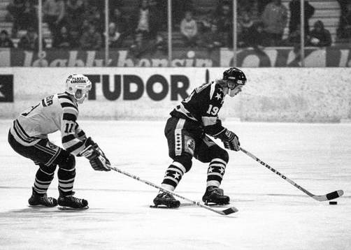 AIK:s Lars-Erik Eriksson jagas av Michael Granstedt,