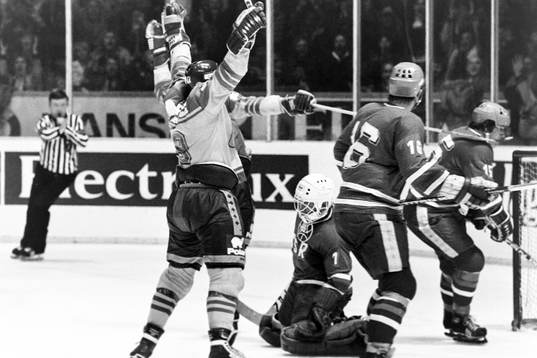 Pucken i mål bakom tjeckoslovakiens målvakt Jiri Kralik