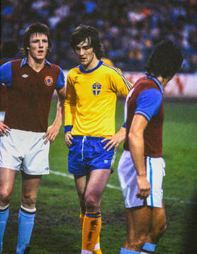 Sveriges Ralf Edström, Aston Villas Allan Evans. Football,