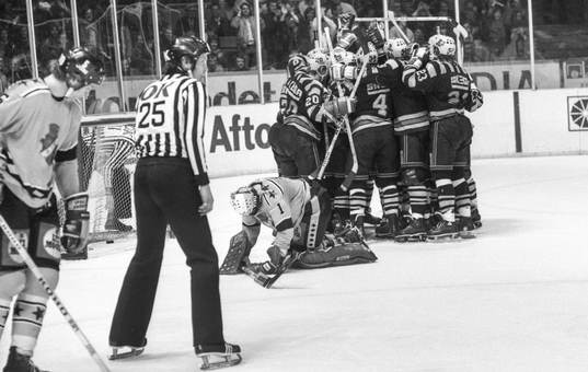 AIK.s målvakt Bo Karlsson deppar och Skellefteå jublar