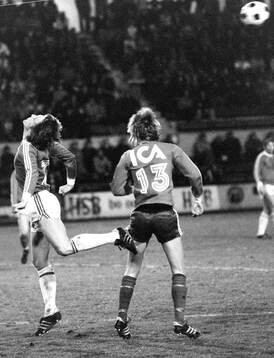 Hammarbys Klas Johansson nickar undan bollen
