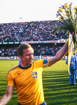 Sveriges lagkapten Björn Nordqvist med blommor