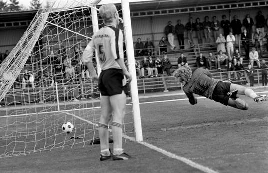 Hässleholms målvakt Anders Ottosson får se bollen i