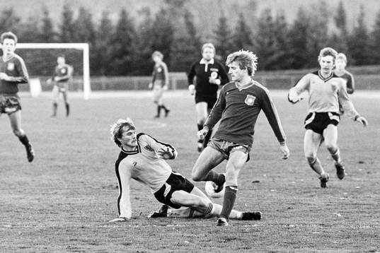Hässleholms Bengt Ivarsson stoppar Peter Dahlqvist,