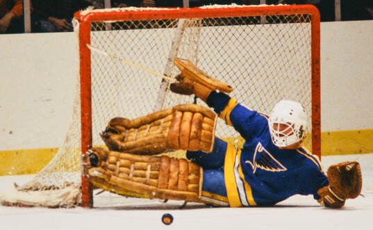 Goalkeeper Ed Staniowski of St Louis Blues