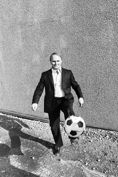 Kurt Hamrin leker med en boll utanför Skoglösa Mekaniska