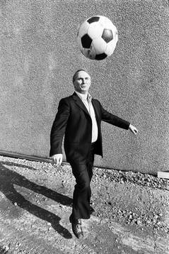Kurt Hamrin leker med en boll utanför Skoglösa Mekaniska