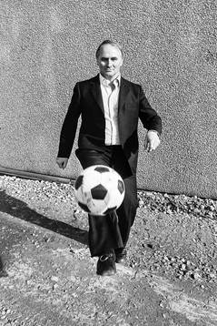 Kurt Hamrin leker med en boll utanför Skoglösa Mekaniska