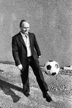Kurt Hamrin leker med en boll utanför Skoglösa Mekaniska