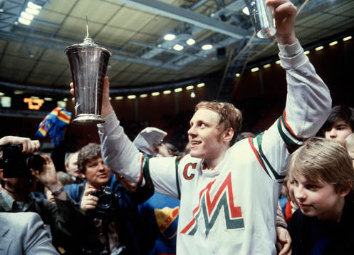 Roger Lindström, Modo, höjer pokalen