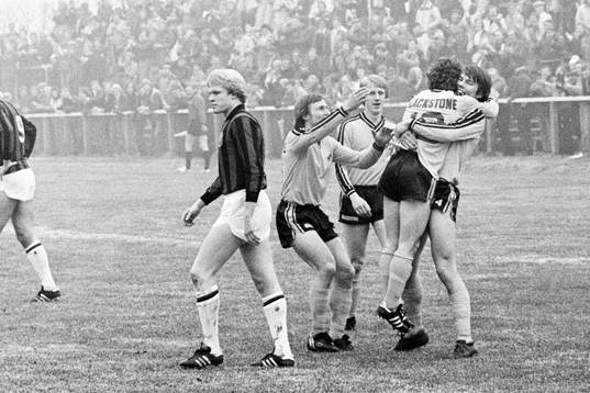 Jubel i Mjällby. Mats Thörnberg kramar om Bo Andersson