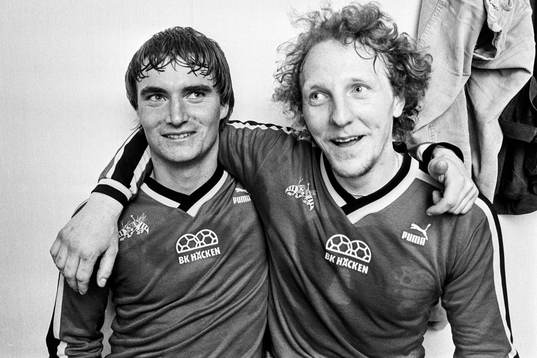 Häckens målskyttar Tony Fischer och Leif Larsson jublar