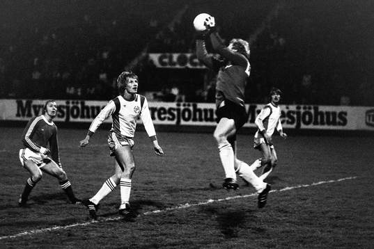 Hammarbys målvakt Gunnar Wilhelmsson med bollen i säkert