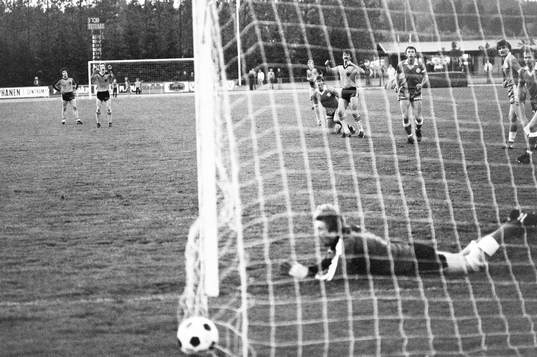 Bollen i mål bakom kalmars målvakt och jubel i Hässleholm