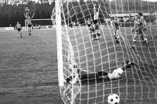 Bollen i mål bakom kalmars målvakt och jubel i Hässleholm