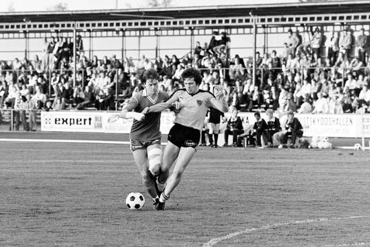Hässleholms Leif Augustsson i kamp om bollen
