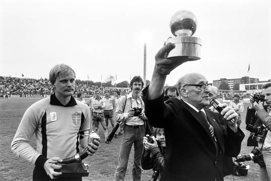 Sveriges målvakt Ronnie Hellström får guldbollen av Eric