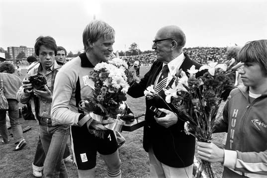 Sveriges målvakt Ronnie Hellström får guldbollen av Eric