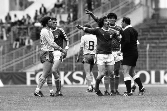 Sveriges Olle Nordin tittar på när luxemburgarna