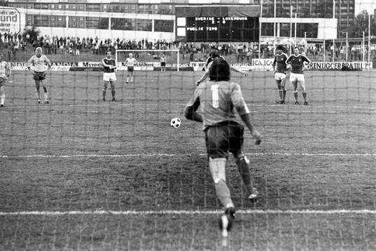 Sveriges Hans Borg slår in 3-0 på straff