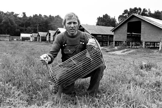 Sven-Bertil Andersson med minkbur