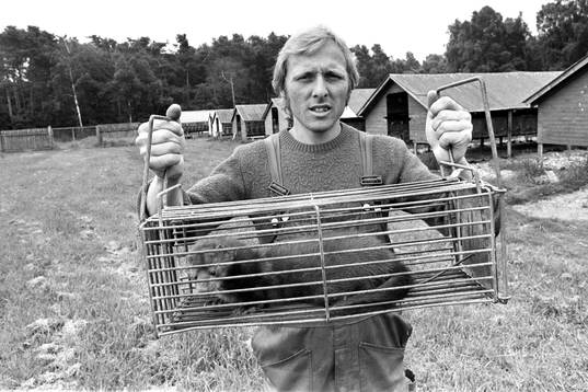 Sven-Bertil Andersson med minkbur