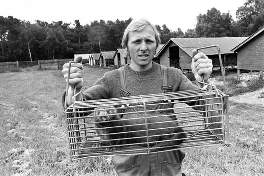 Sven-Bertil Andersson med minkbur
