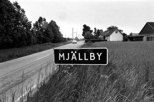 Skylt innan samhället Mjällby