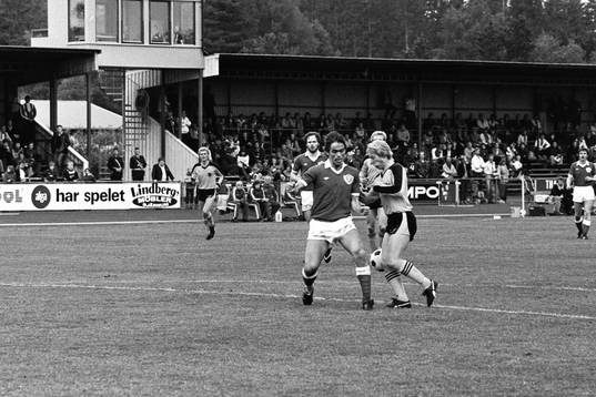 Hässleholms tvåmålsskytt Leif Nilsson i kamp om bollen