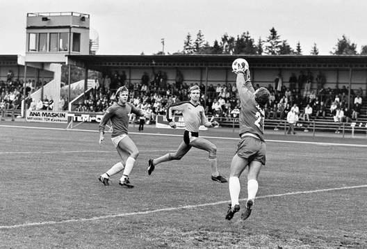 Hässleholms Lars Larsson framför malmös målvakt Bo