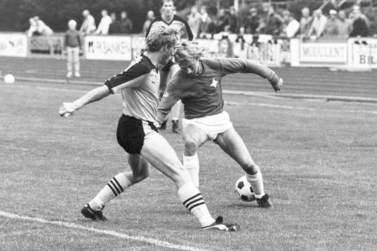 Hässleholms Bengt Ivarsson stoppar en malmöspelare