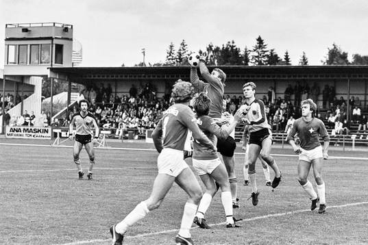 Hässleholms Lars Larsson framför malmös målvakt Bo