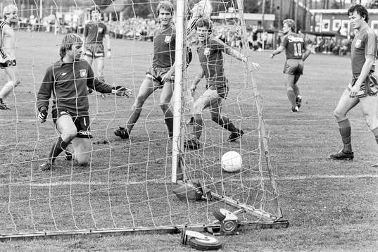 Yngve Källqvist, målvakt i Örgryte ser bollen rulla