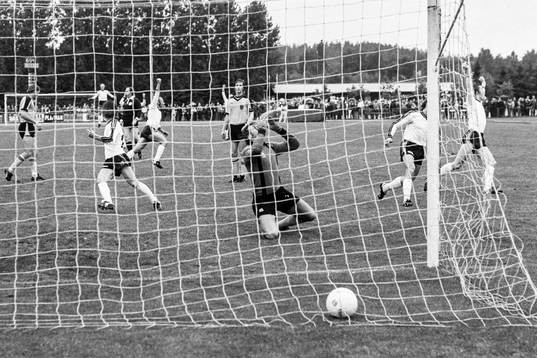 Mjällbys Sven-Bertil Andersson gör 1-0 till bortalaget