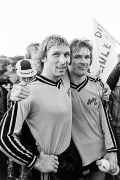 Mjällbys Bo Andersson och Flemming Pehrson jublar