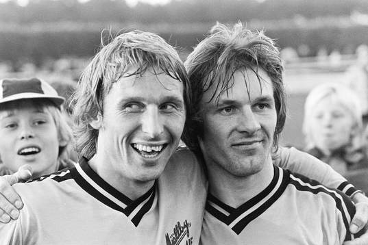 Mjällbys Bo Andersson och Flemming Pehrson jublar