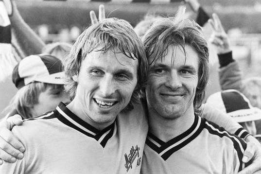 Mjällbys Bo Andersson och Flemming Pehrson jublar