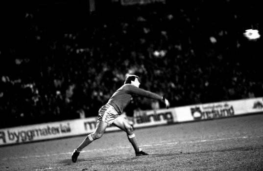 Nottinghams målvakt Peter Shilton kastar ut bollen