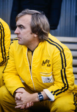 Mjällbys tränare Bo Nilsson på bänken i matchen där