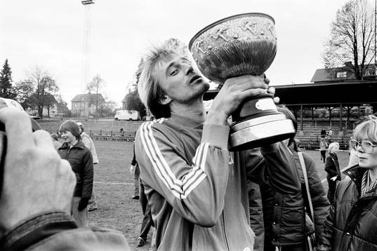 Halmstad BK, svenska mästare. Rutger Backe kysser pokalen