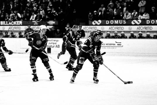 En oskarshamnsspelare med pucken