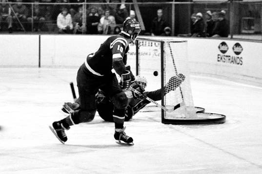 En oskarshamnsspelare fri med osbys målvakt och pucken i