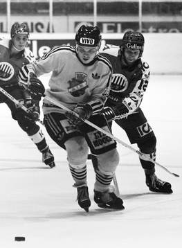 Leif Holmgren, AIK attackeras bakifrån av Mats Lindh,